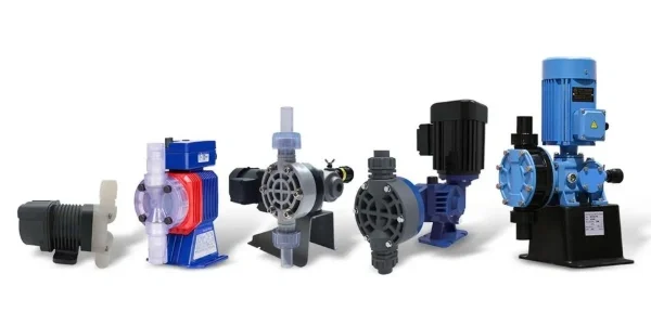 Cinco bombas dosificadoras de distintos modelos y tamaños, electromagnéticas y de motor (imagen de referencia)