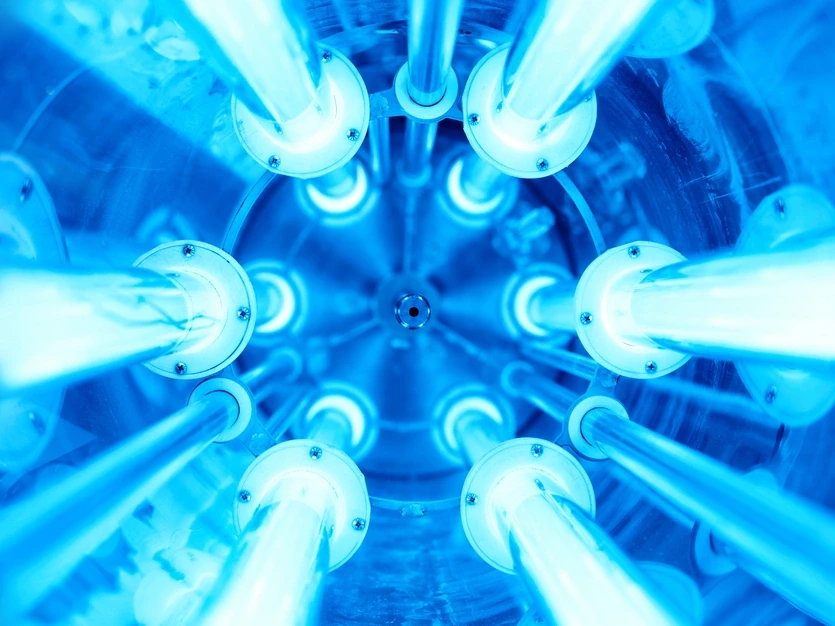 Lámparas UV encendidas dentro del reactor de un esterilizador de agua (imagen de referencia)