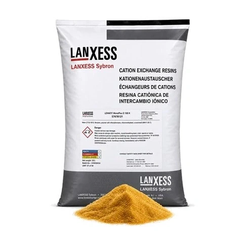 Saco de resina catiónica Lewatit de LANXESS, con una muestra de perlas de resina
