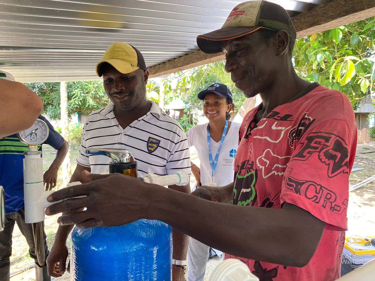 Instalación de una planta de agua potable de SAI WATER en una comunidad rural