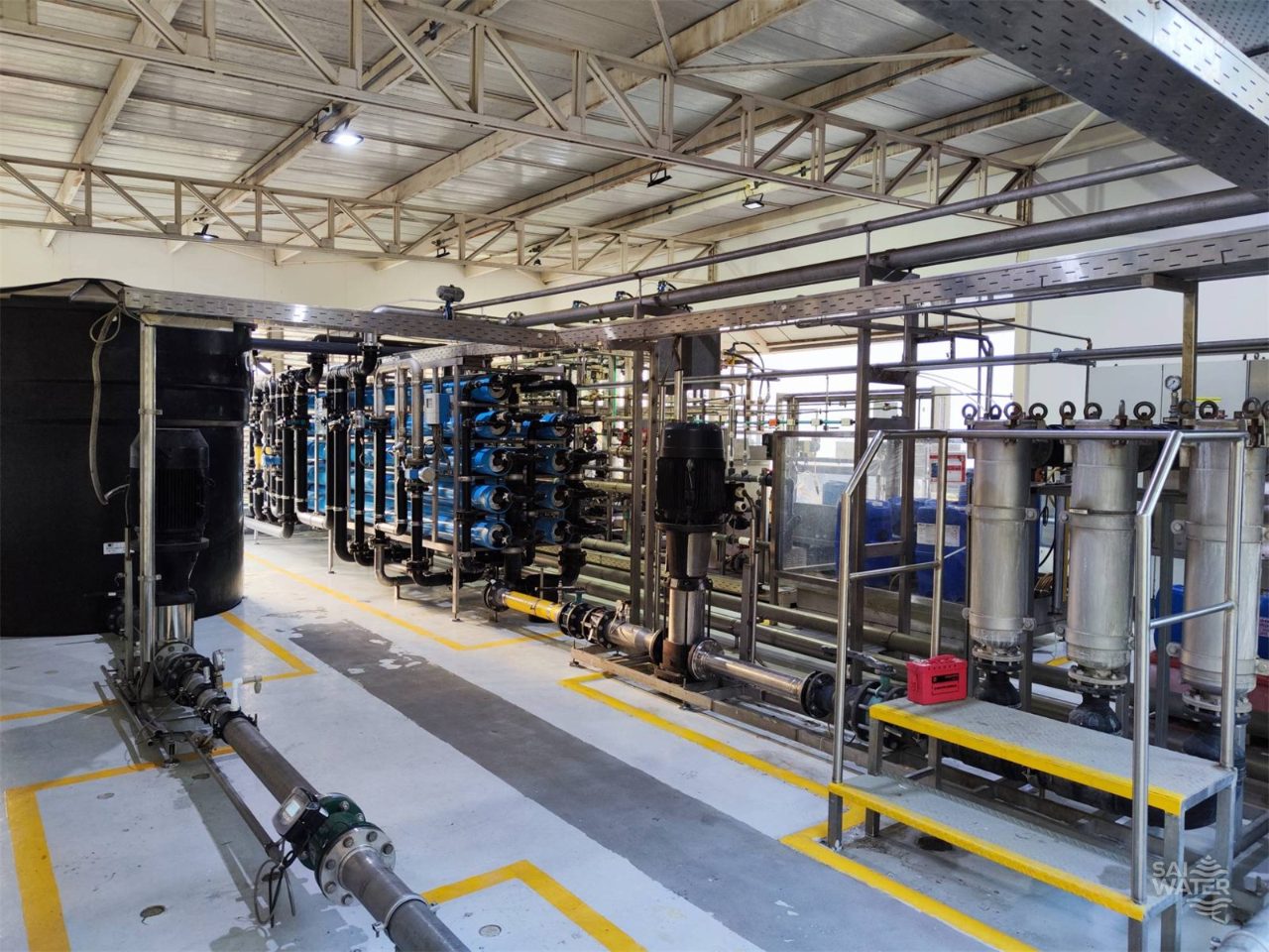 Sala de ósmosis inversa industrial con trenes de membranas y bombas, proyecto ejecutado por SAI WATER