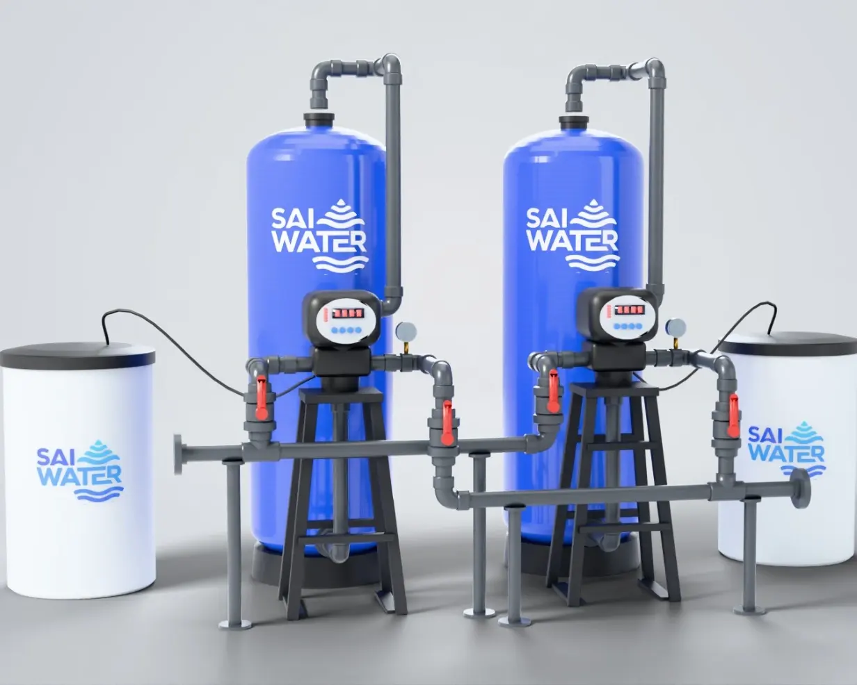 Render de un suavizador de agua dúplex SAI WATER: dos tanques de PRFV azules con válvulas automáticas, tubería de PVC y dos tanques de salmuera