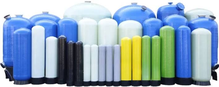 Tanques de PRFV de distintos tamaños y colores: azules, blancos, grises, negros, amarillos y verdes
